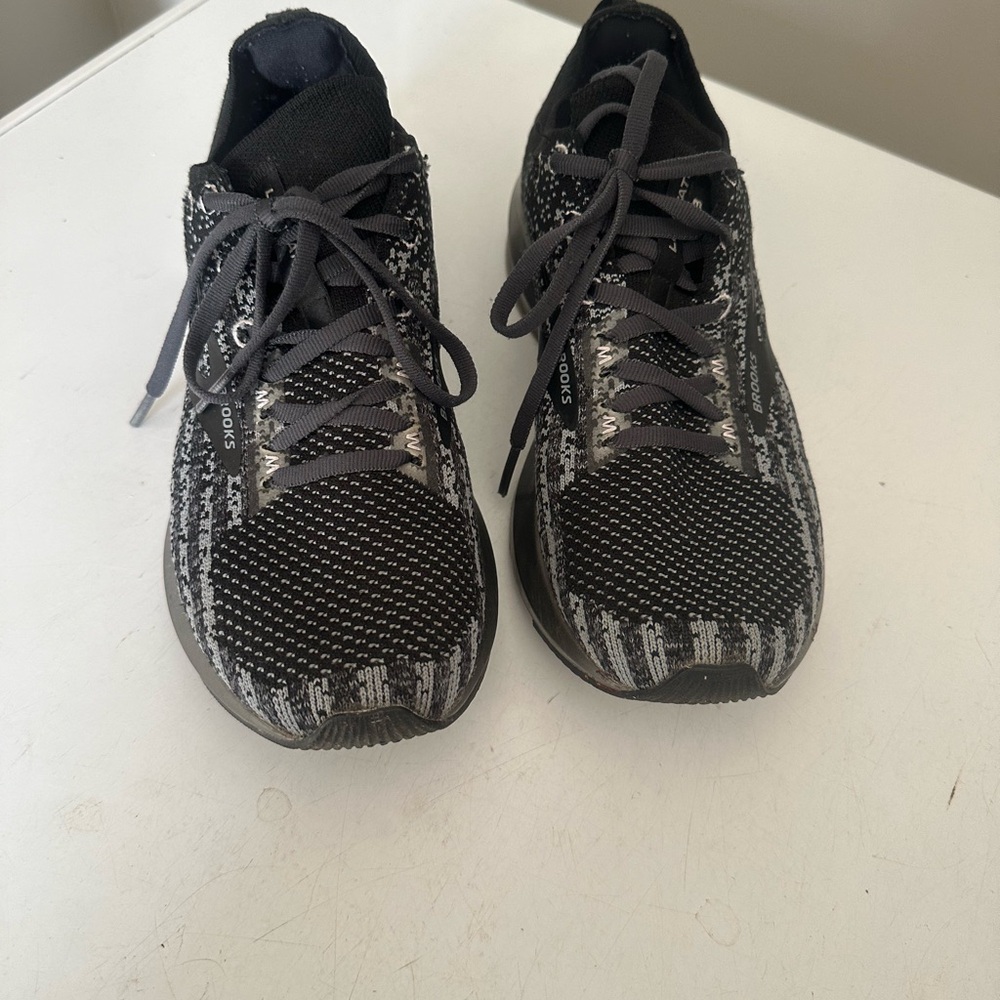 Ladies Brooks size 8